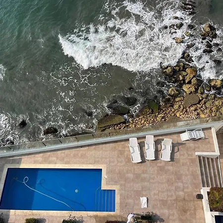 Cozy Beachfront Apt Great Views *